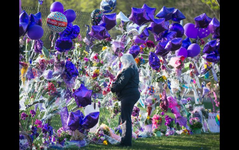 Colocan globos con el emblemático color púrpura, arreglos florales y fotografías. AFP / S. Olson
