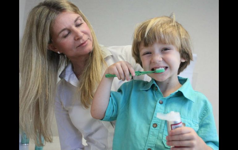 Doctor recomienda cepillar los dientes en cuanto aparezcan y usar hilo dental cuando son niños grandes. EFE / ARCHIVO