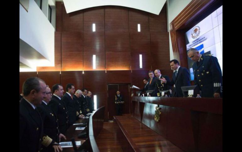 En compañía del ombudsman nacional, el titular de la Segob inaugura el simposio sobre los DH en las Fuerzas Armadas. TWITTER / @osoriochong
