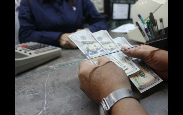 Estiman que durante la sesión el tipo de cambio cotice en un rango entre 17.30 y 17.55 pesos por dólar. EL INFORMADOR / ARCHIVO