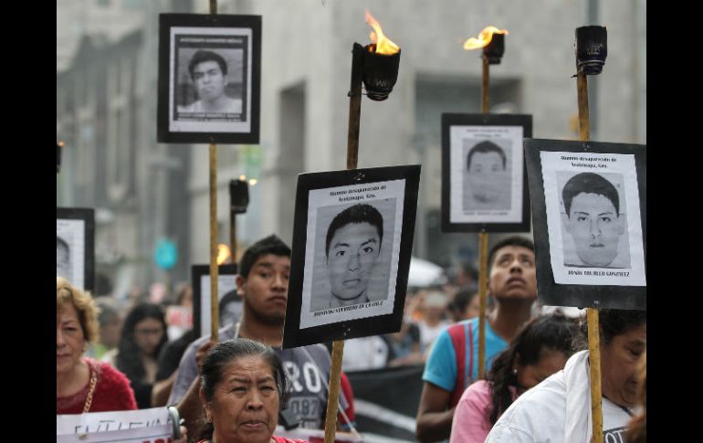 Recuerdan que los familiares de los 43 normalistas desaparecidos ''siguen sufriendo al no saber qué pasó''. EFE / A. Cruz