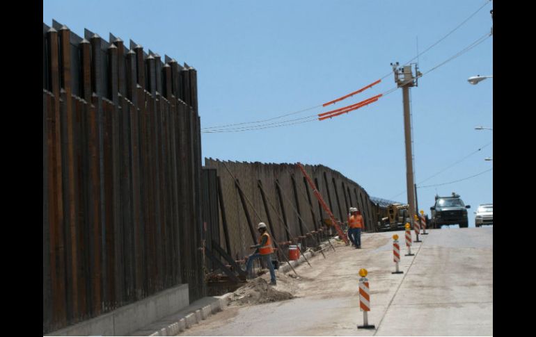 México, por su parte, califica de errónea la propuesta de amurallar la frontera y frenar el comercio entre ambos países. EFE / ARCHIVO