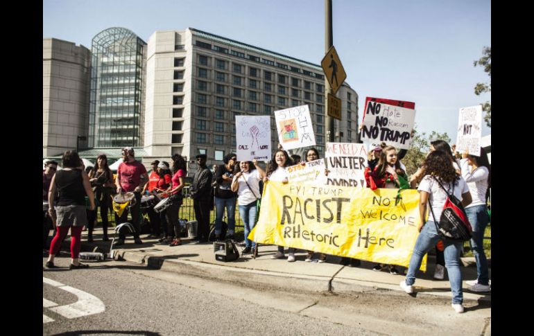 Diversas organizaciones pro inmigrantes impedían el acceso al evento que se lleva a cabo en Burlingame, California. AFP / R. Talaie