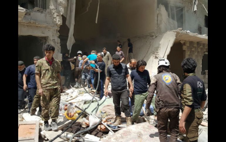 Ataque. Horas antes de iniciar la tregua, ayer se registró un bombardeo más en una clínica de Alepo. EFE /