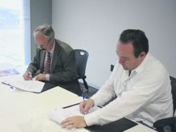 El rector de la institución, Constantino Álvarez (izquierda) y el presidente de Tlajomulco, Alberto Uribe, firmaron del documento. ESPECIAL /