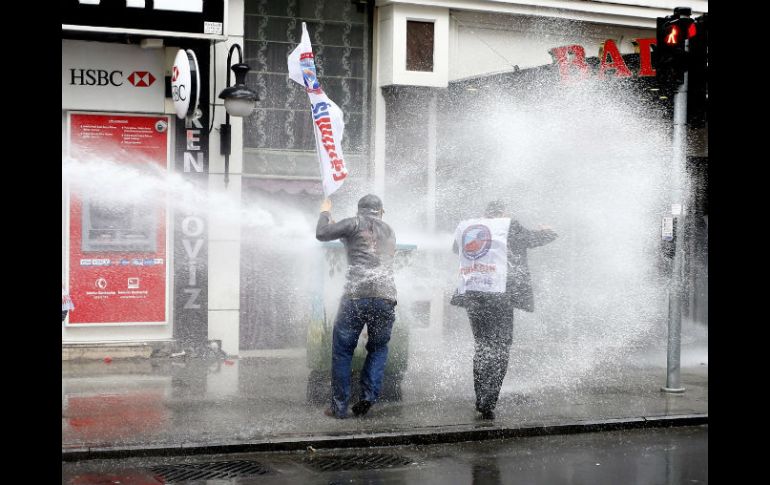 Agentes usaron cañones de agua para evitar que los manifestantes entraran a la Plaza Taksim y la bloquearan. EFE / S. Suna