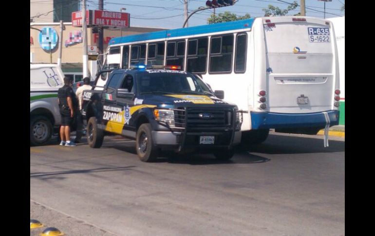 El conductor del transporte público, Jorge Isaac Jiménez, de 40 años, permanece en el lugar tras el hecho vial. EL INFORMADOR /