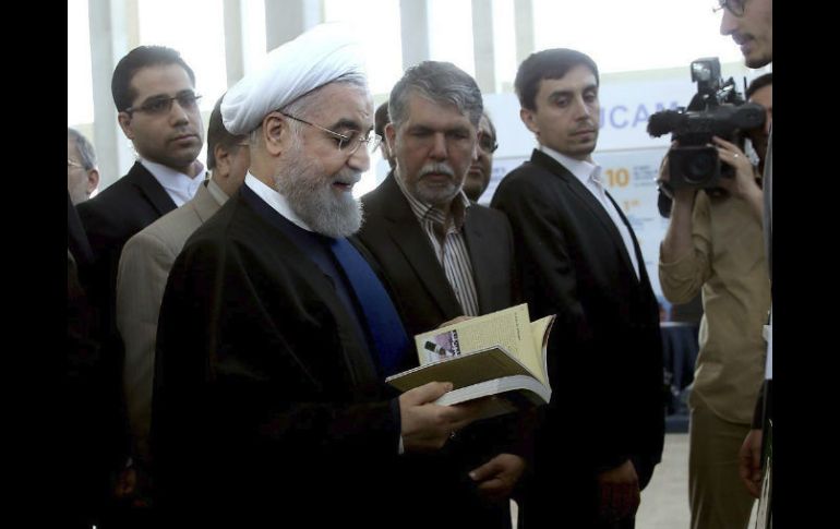 El presidente de Irán, Hasán Rohaní (c), durante su visita a la 29 edición de la Feria Internacional del Libro de Teherán. EFE /