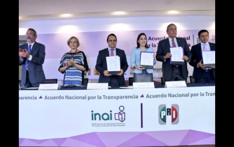 Imagen de la firma de convenio entre representantes del PRI y el INAI. TWITTER / @INAImexico