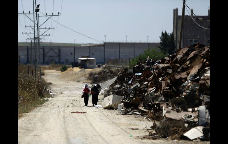 Cuatro civiles palestinos resultaron heridos en uno de los bombardeos israelíes en Gaza antes del amanecer. AFP / M. Abed