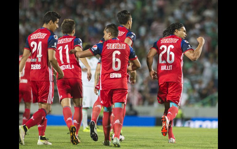 Los jugadores de Chivas celebran el gol del Gullit Peña. MEXSPORT / E.Terrazas