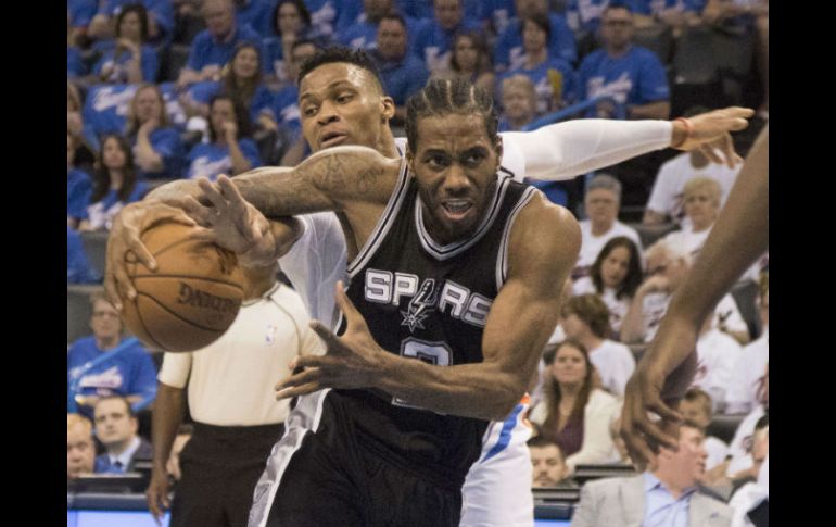 Kawhi Leonard aportó un doble-doble de 31 puntos y 11 rebotes que lo dejaron al frente del ataque de los Spurs. AFP / J. Carter
