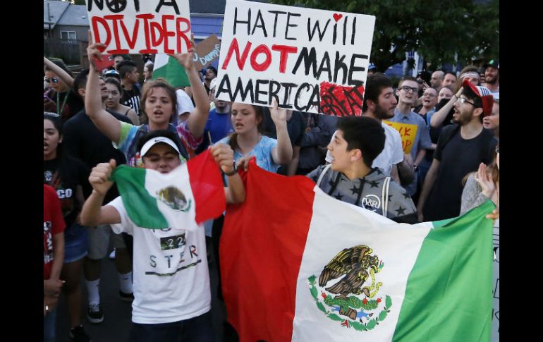 Protesta con banderas mexicanas contra la visita de Donald Trump a Eugene, Oregon. AP / R. Kang