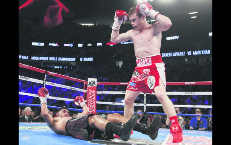Un derechazo del boxeador de Jalisco, Saúl “Canelo” Álvarez (parado), en el sexto round, fulminó al británico Amir Khan. AP /