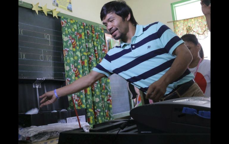 El candidato a senador, el boxeador Emmanuel Manny 'Pacman' Pacquiao, ejerce su derecho al voto en Kiamba. EFE / K. Tiblani