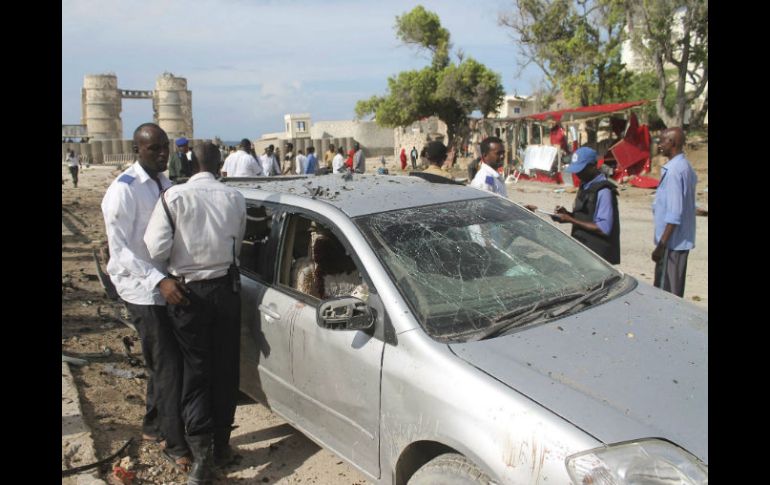 Varios miembros de las fuerzas de seguridad inspeccionan la zona afectada por el estallido del vehículo. EFE /  S. Yusuf