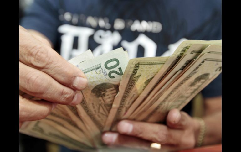 El tipo de cambio para solventar obligaciones denominadas en moneda extranjera es de 18.0205 pesos. EL INFORMADOR / ARCHIVO