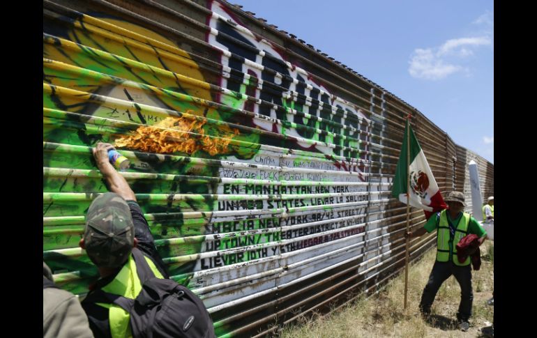 Los activistas pintaron el mural de color verde y con leyendas de repudio. NTX / E. Jaramillo