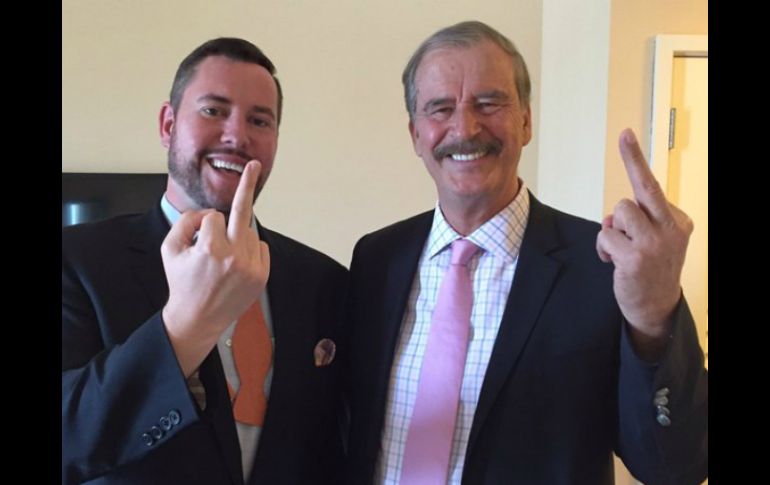 Al concluir la entrevista, Vicente Fox posó con el presentador Ben Mathis para hacer el conocido gesto. TWITTER / @KApolitics