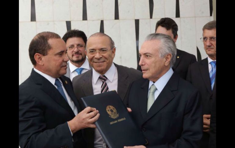 Temer (d) firmó la notificación oficial de que es presidente interino de Brasil tras la suspensión de Dilma Rousseff. TWITTER / @MichelTemer