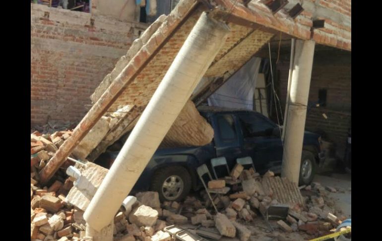 El sismo provocó el colapso de una bóveda que cayó sobre la camioneta que usaban para trabajar. EL INFORMADOR /