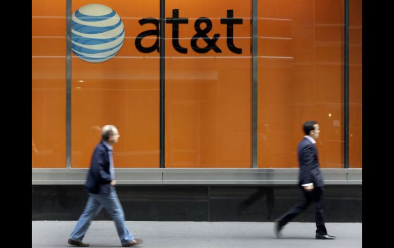 Los consumidores de AT&T pierden un peso de cada 10 por falta de información. AP / ARCHIVO