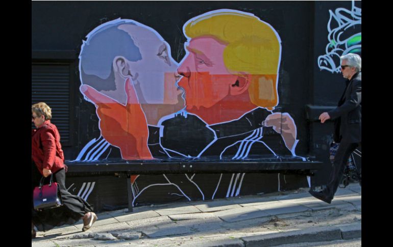 Emulan el famoso beso de tornillo entre Leonid Brézhnev y Erich Honecker, en el muro de Berlín. AFP / P. Malukas