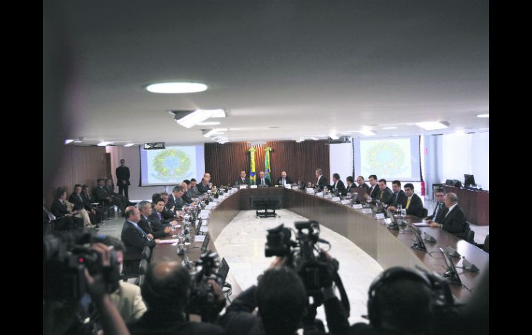 En sesión. Michel Temer, presidente interino de Brasil, se reunió por primera vez con todos sus ministros y la prensa. EFE /