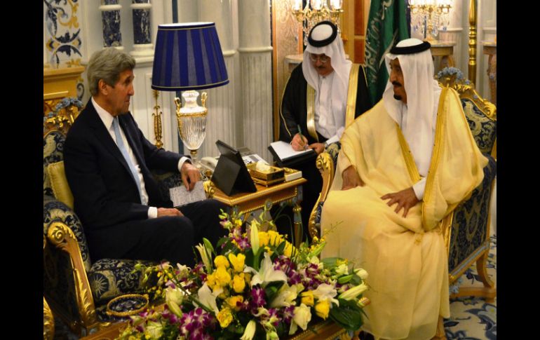 Salman bin Abdelaziz y John Kerry intercambian saludos antes de que tenga lugar la reunión oficial. AFP / D. Clark