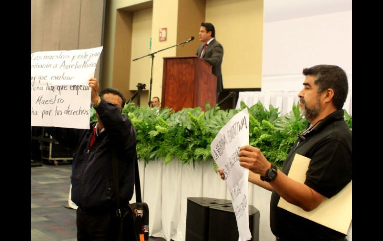 Durante el discurso del Gobernador, algunos maestros protestaron en contra de la reforma. EL INFORMADOR / A. Hinojosa