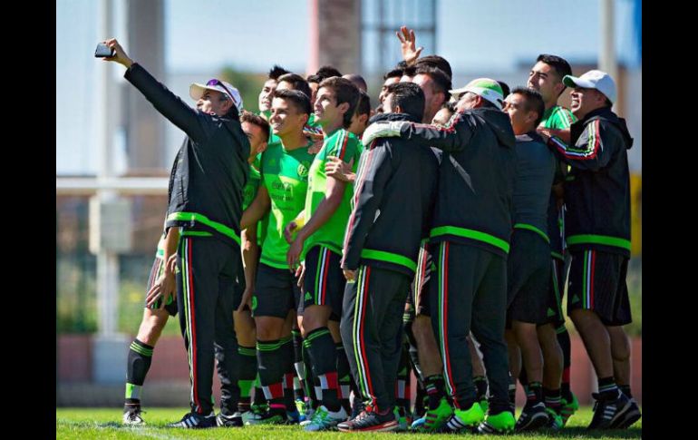 La Liga MX impidió a Raúl Gutiérrez llamar a algunos jugadores, pero tomó en cuenta a otros que buscan sitio para los juegos olímpicos. TWITTER / @miseleccionmx