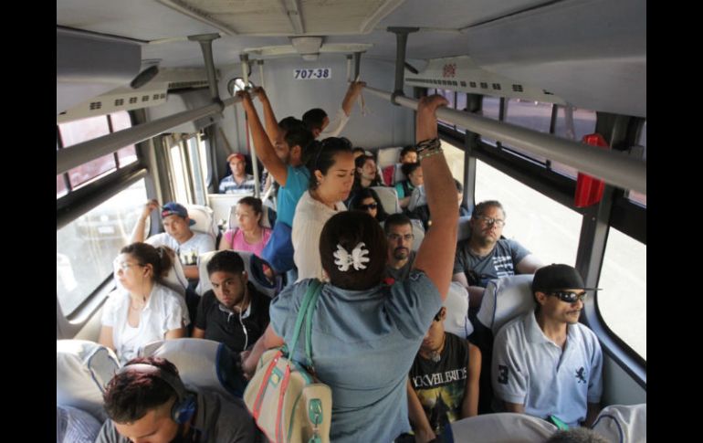 Un autobús de características especiales viola el reglamento al transportar pasajeros de pie. EL INFORMADOR / F. Atilano