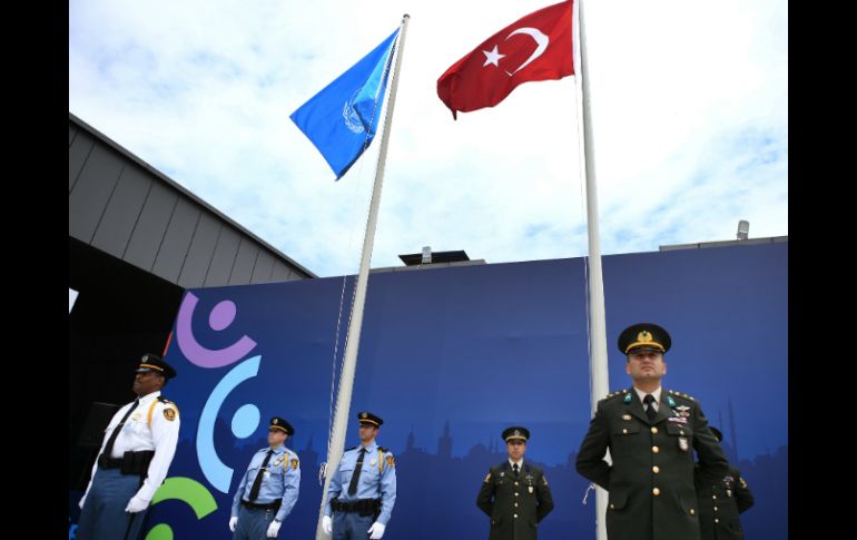 Personal de seguridad de las Naciones Unidas y oficiales de las fuerzas armadas turcas concurren a la inauguración del evento. AP / L. Pitarakis