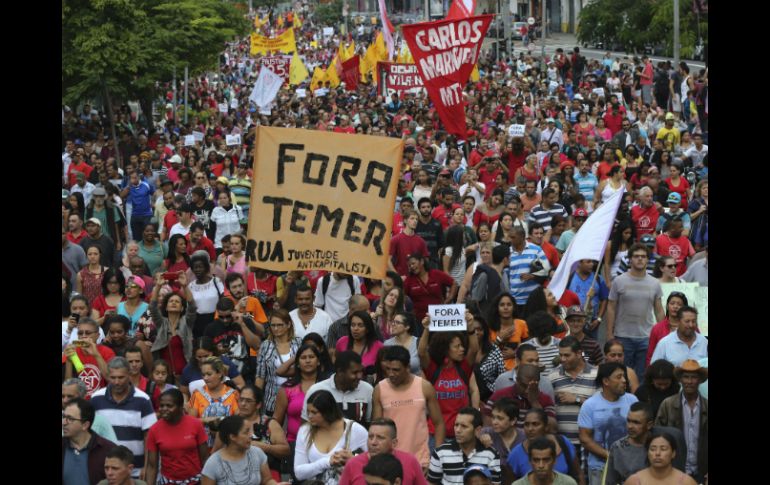 Los organizadores estiman que unas dos mil personas participaron en la protesta. EFE / S. Moreira