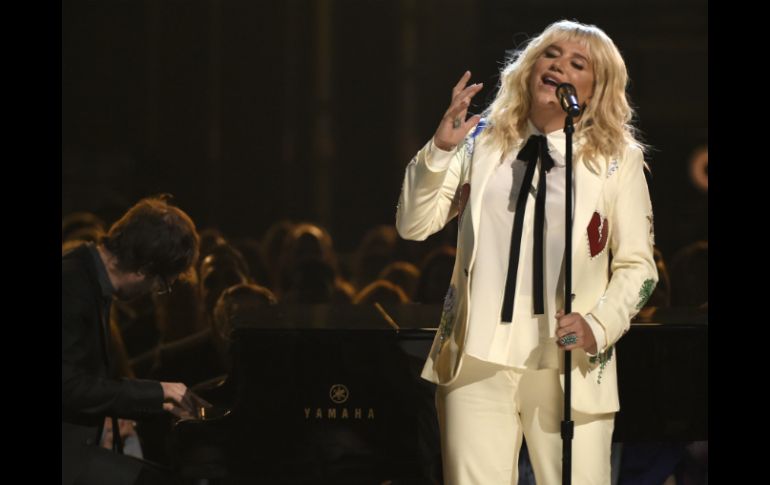 Kesha hace su presentación en los premios con un tributo a Bob Dylan. AP / C. Pizzello