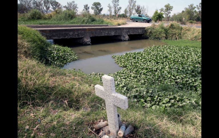 En varios puntos del Canal de Las Pintas se observan cruces como recuerdo de personas que han fallecido en el lugar. EL INFORMADOR / M. Vargas