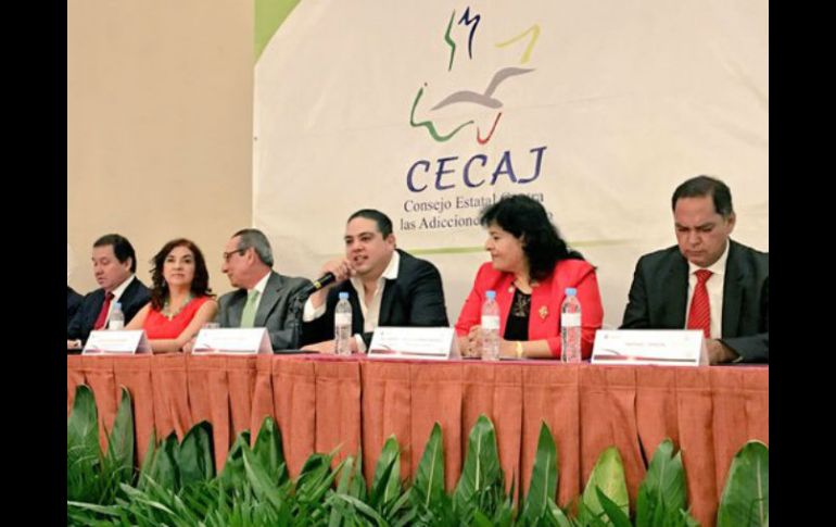 El secretario de Salud, Antonio Cruces Mada, presenta junto al CECAJ el Censo de Centros de Rehabilitación 2015. TWITTER / @saludjalisco