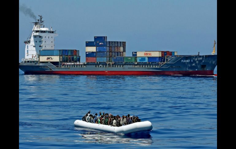 La entidad precisó que, tras el rescate, muchos de los migrantes fueron trasladados a unidades navales. AP / ARCHIVO