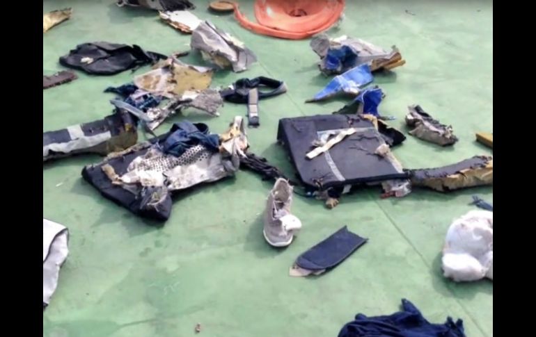 Expertos no han podido confirmar, con base en los restos hallados, si se produjo una explosión en la cabina del aparato. AFP /