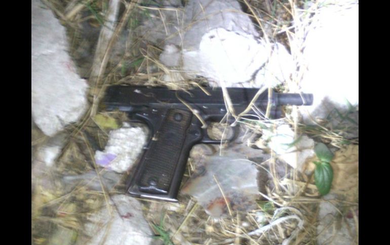 En el mismo lugar, los oficiales encuentran unja pistola tipo escuadra calibre .38 Súper. ESPECIAL / Policía de San Pedro Tlaquepaque