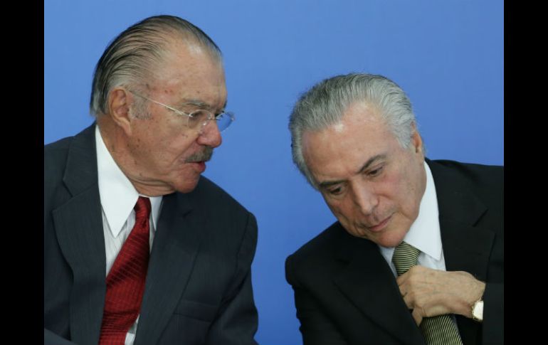 Sarney (i) dijo que se negociaron 'ciertas condiciones' con la oposición para reemplazar a Rousseff con Temer (d). AP / E. Peres