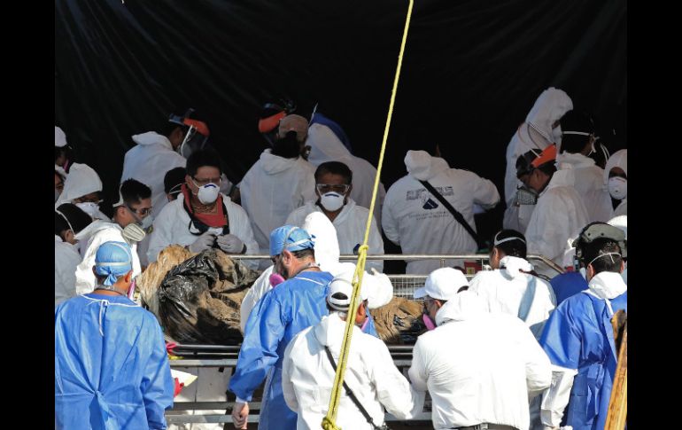Autoridades realizan la exhumación de los cadáveres con la finalidad de tomar muestras y tratar de identificar a las víctimas. AFP / ARCHIVO