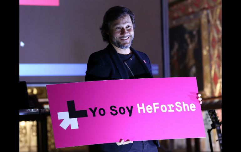 Torres interpretó su éxito ''Iguales'', que resume el objetivo de la campaña: la igualdad en todo entre hombres y mujeres. EFE / M. Dueñas