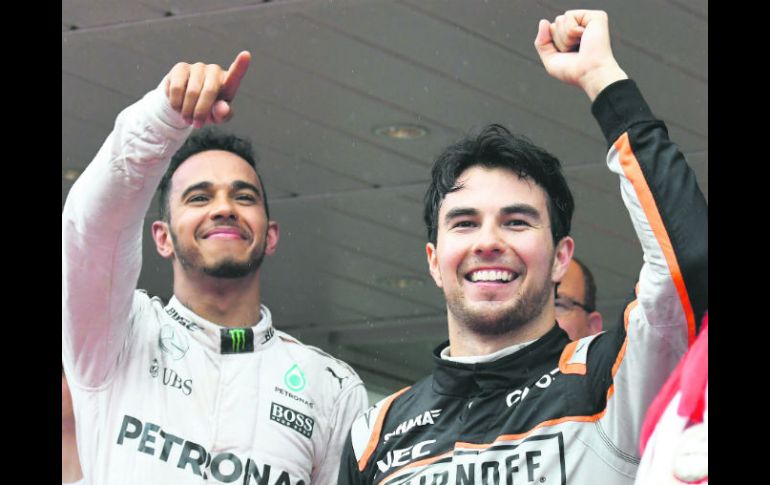Lewis Hamilton (izq) y Sergio Pérez festejan en el Gran Premio de Mónaco. AFP /