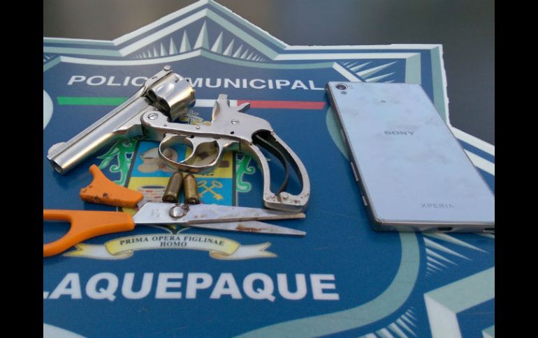 Imagen del arma decomisada y del celular robado a la víctima. ESPECIAL / Policía de San Pedro Tlaquepaque