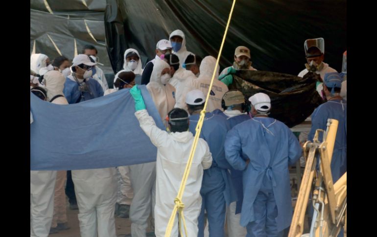 Tras una semana de iniciar la exhumación de los cuerpos, este lunes se inicia la segunda etapa en las labores. AFP / ARCHIVO