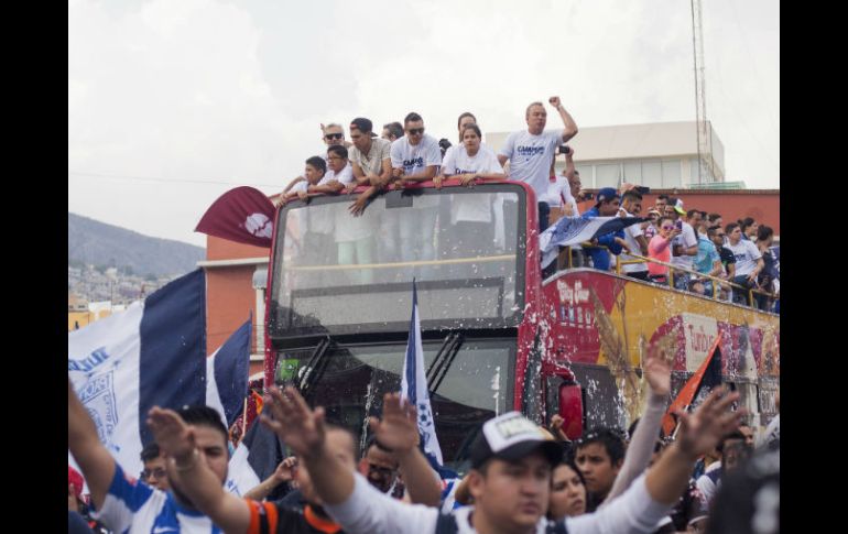 El equipo abordó una unidad de turibús para recorrer las calles y ofrecer el campeonato a sus seguidores. MEXSPORT / U. Naranjo