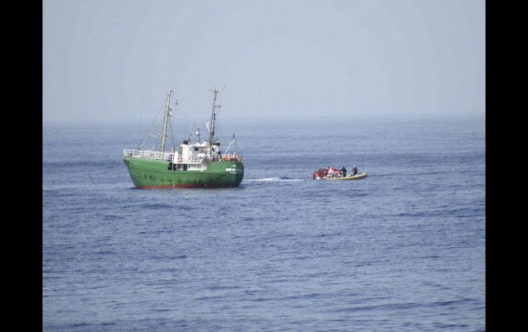 La Marina italiana remolca una mebarcación con migrantes. Tan solo la semana pasada se rescataron 13 mil personas. AP / Marina de Italia