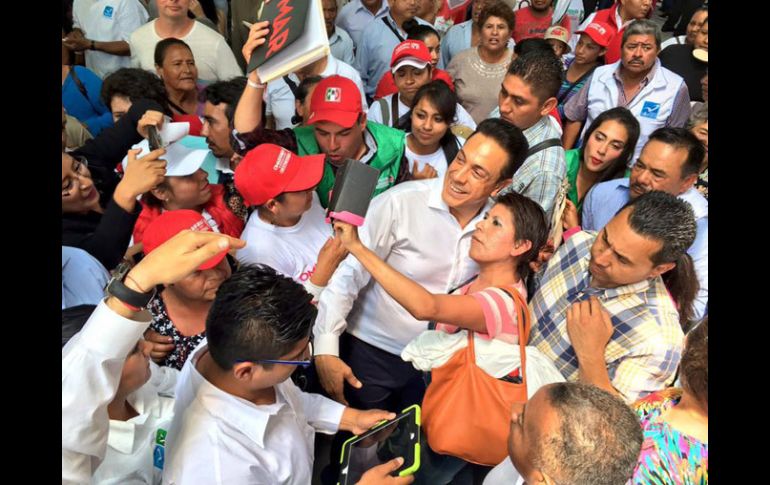 Omar Fayad se toma la selfie con sus seguidores en la campaña del Estado de Hidalgo. ESPECIAL /