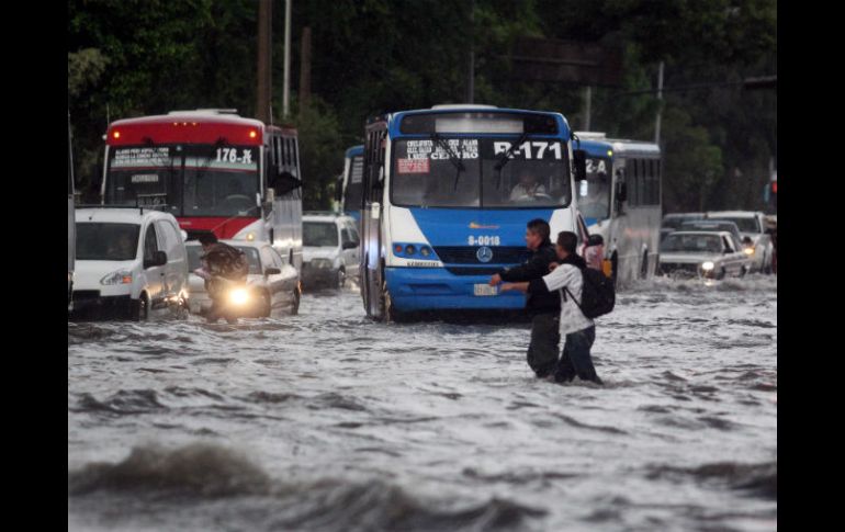 Entra otras cosas, piden no cruzar calles inundadas, ya que la fuerza del agua destapa alcantarillas y se corre el riesgo de caer. EL INFORMADOR / ARCHIVO